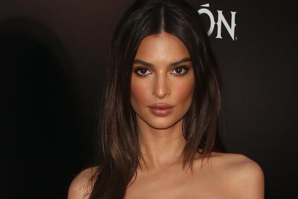 Образ дня: Эмили Ратажковски в Jacquemus