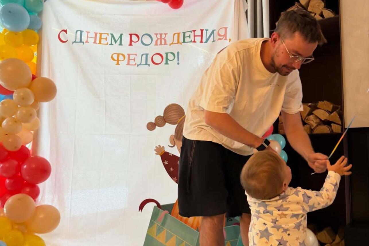 Дом новый, но праздник скромный: Саша Петров с женой устроили вечеринку в честь сына Дом новый, но праздник скромный: Саша Петров с женой устроили вечеринку в честь сына