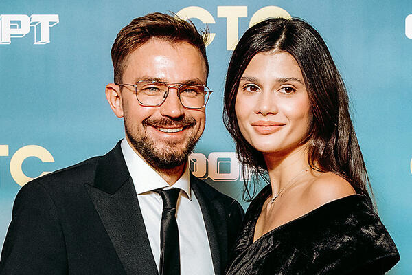 Дом новый, но праздник скромный: Саша Петров с женой устроили вечеринку в честь сына