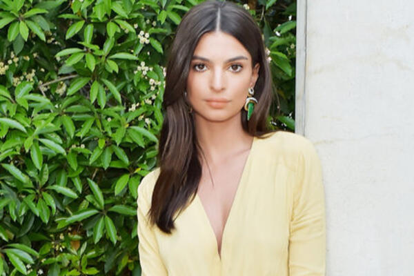 Образ дня: Эмили Ратажковски в Jacquemus