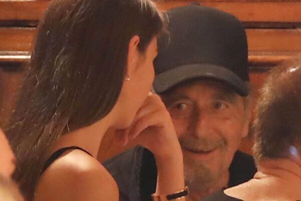 В три с лишним раза моложе! 85-летний Аль Пачино обзавелся совсем юной подружкой  