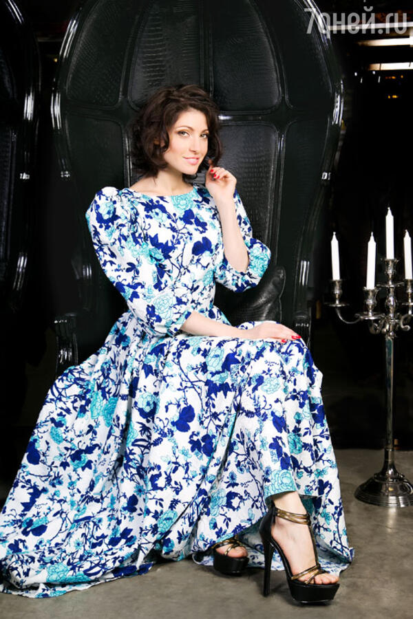 Анастасия Макеева в  платье  Beloe Zoloto и босоножках  Steve Madden