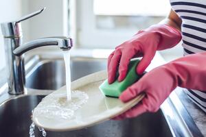 Бактерии застревают и множатся: как часто менять губку для мытья посуды