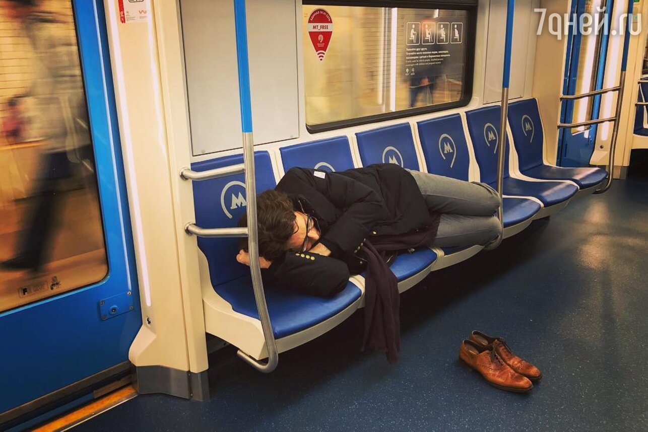 Поспать в москве. Малахов в метро. Вагон метро.