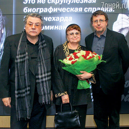 «Вика Токарева позвонила и произнесла в трубку: «Шура, привет, я тут книжку твою прочитала. Что могу сказать… Чем только ты не занимался! А надо было писать!» С женой Натальей Белоусовой и сыном Михаилом на презентации своей книги «Проходные дворы биографии»