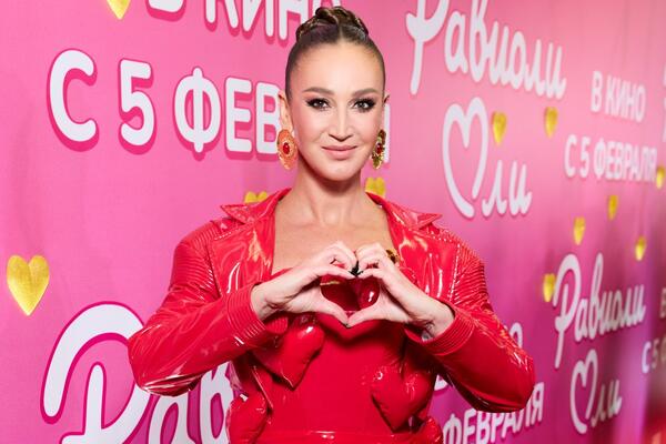 Бузова, хор и «Равиоли»: как прошла премьера самого личного фильма звезды, на которую пришел весь свет