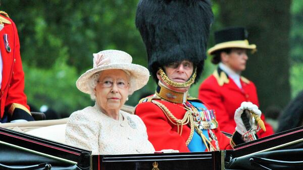 Жить по заветам Елизаветы II: топ-5 необычных бытовых привычек британской королевской семьи