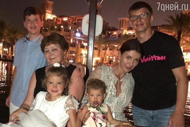 Андрей Аршвина, Алиса Казьмина, мама Аршавина, дети Казьминой от первого брака и общая дочь пары
