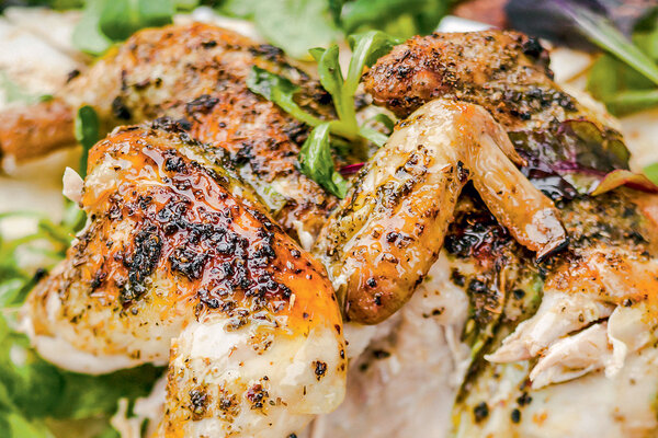 Рецепты от Юлии Высоцкой: цыпленок с аджикой и майораном, необычная яичница по-итальянски и творожное суфле с апельсином