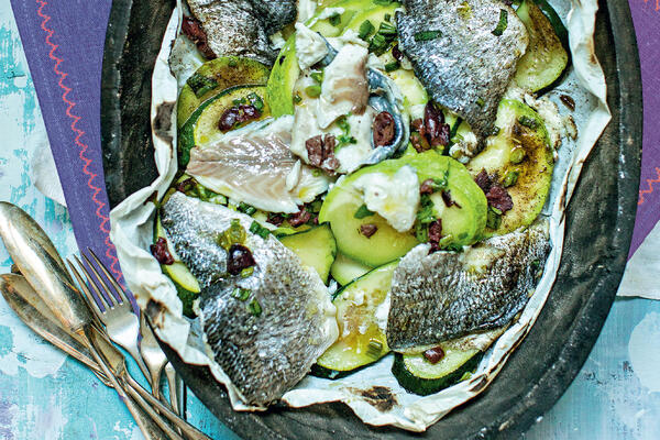 Рецепты от Юлии Высоцкой: рыба, запеченная с цукини и маслинами, картофельная запеканка под сырной корочкой, домашние мюсли с сухофруктами