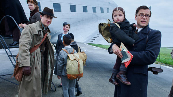 «Одна жизнь»: Энтони Хопкинс в роли лондонского клерка спасает детей от гонений нацистов
