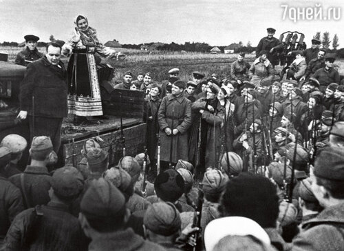 «Лидия Андреевна всю войну выступала на фронте с концертной бригадой. Любовь к ней солдат была безмерна. Песни Руслановой многим помогли выжить»