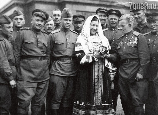 «Русланова была единственной певицей, которая в дни Победы пела у Рейхстага и Бранденбургских ворот. Никак не могла уйти — солдаты слушали ее «Валенки» до бесконечности». Лидия Русланова у стен Рейхстага, май 1945 года
