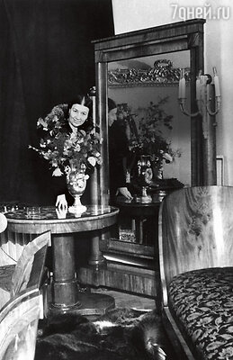 «Лидия Андреевна была страстным коллекционером, покупала живопись и антиквариат: фарфор, мебель, предметы интерьера. Ей даже звонили из комиссионок, если в продажу поступало что-то интересное». Лидия Русланова в своей квартире в Москве. 40-е годы