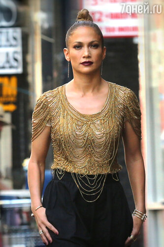 Дженнифер Лопес в топе от Naeem Khan и брюках от Alice + Olivia