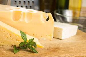 Как правильно хранить сыр в холодильнике, чтобы он не мок и не плесневел — забудьте про пакеты