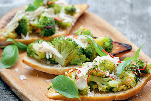 Рецепты от Юлии Высоцкой: суп из чечевицы с сельдереем, хлебцы с чудо-капустой, яблочный пирог на оливковом масле