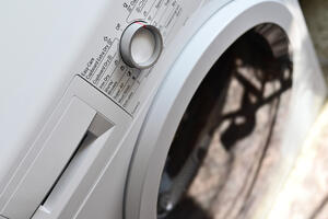 Почему стиральная машина прыгает и стучит при отжиме — в инструкции об этом ни слова Почему стиральная машина прыгает и стучит при отжиме — в инструкции об этом ни слова