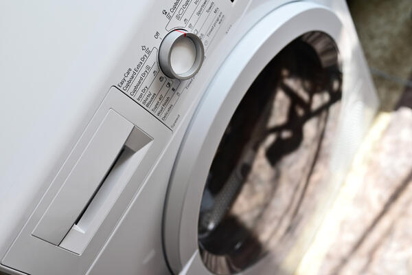 Почему стиральная машина прыгает и стучит при отжиме — в инструкции об этом ни слова