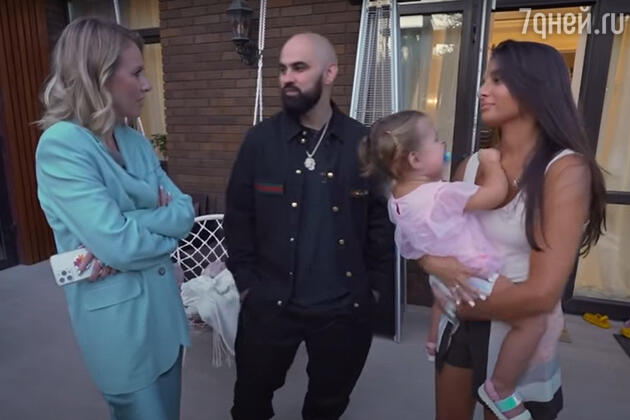 Ксения Собчак и Артем Умрихин с женой и дочкой - фото