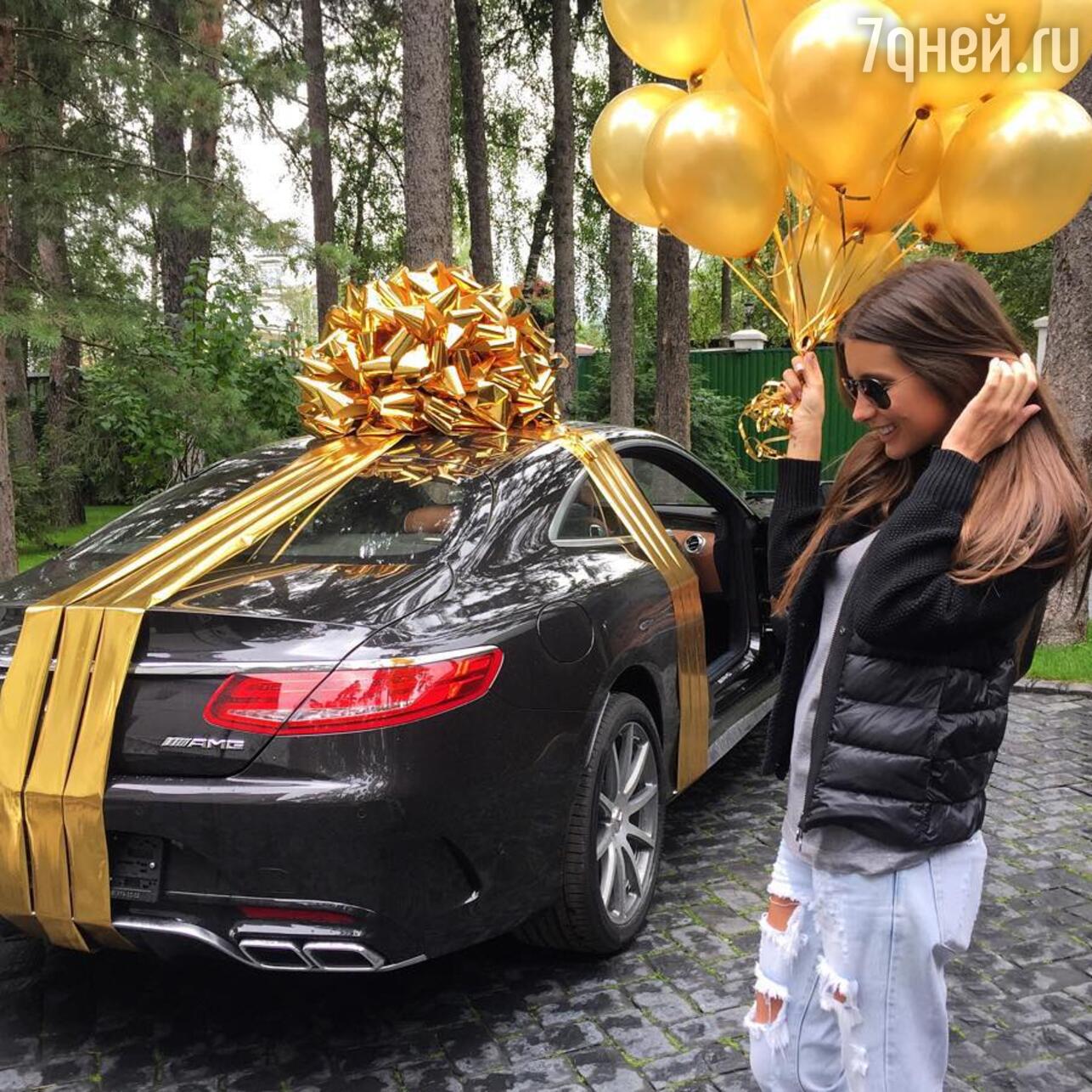 Хочу чтоб подарили. Кэти Топурия машина. Машина с бантом в подарок. Дорогой подарок девушке. Подарок машина на день рождения.