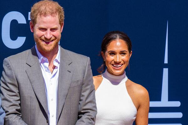 Поиздержался? Принц Гарри появился на концерте в пиджаке своей жены  