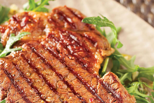 Рецепты от Юлии Высоцкой: стейк с рукколой, канапе из омлета с творогом и клубничное желе с шампанским