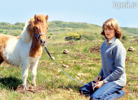 Хотя у Дианы с детства был свой пони, верховая езда не была ее любимым спортом — до тех пор, пока она не встретила блестящего наездника Джеймса Хьюитта. 1974 г.