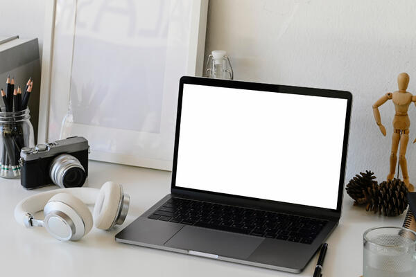 За вами подглядывают: как защититься от слежки через камеры телефона и ноутбука