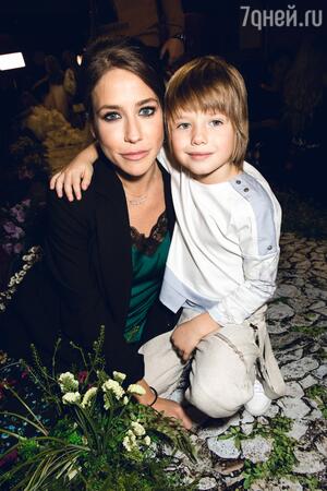 Юлия Барановская с сыном Арсением