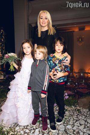Яна Рудковская с сыном Сашей и детьми Филиппа Киркорова Мартином и Аллой-Викторией