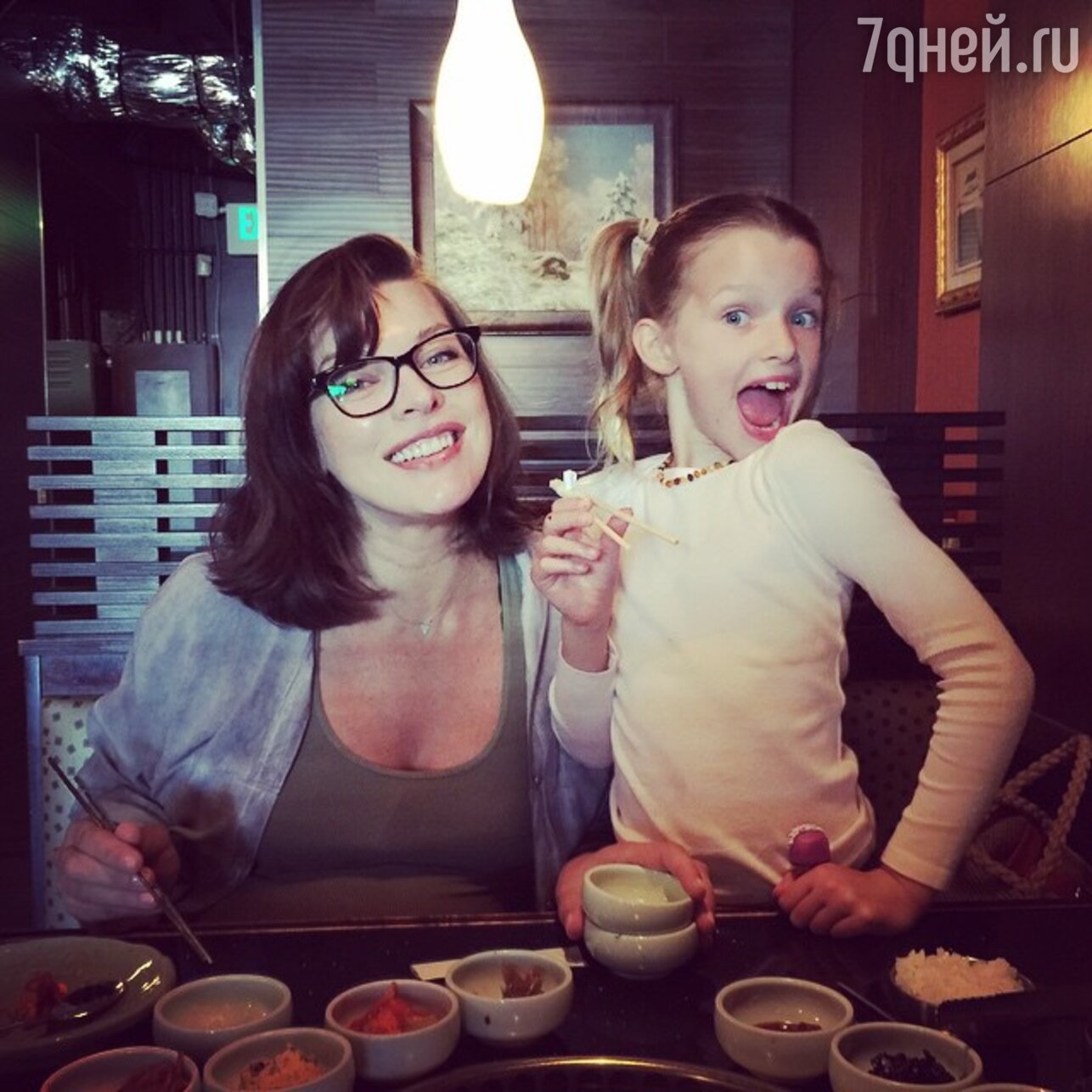 Мила Йовович фото с дочкой