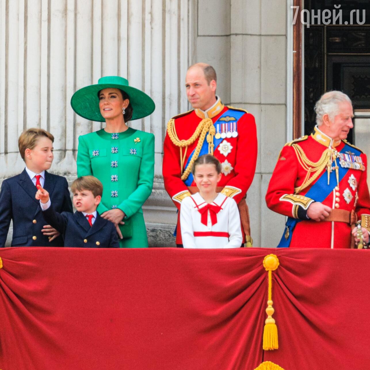 Карл III, Кейт Миддлтон и принц Уильям с детьми - фото