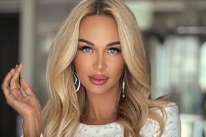 Лопыреву заметили с бывшим мужем Нюши — сбросила обувь и пожирала глазами