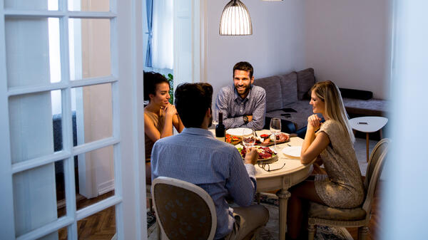 Вы тоже так делаете: 5 привычек, из-за которых гости чувствуют себя неуютно