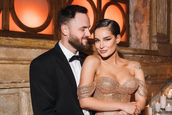 Солистка Artik&Asti показала редкие кадры с женихом — вот как сделал предложение