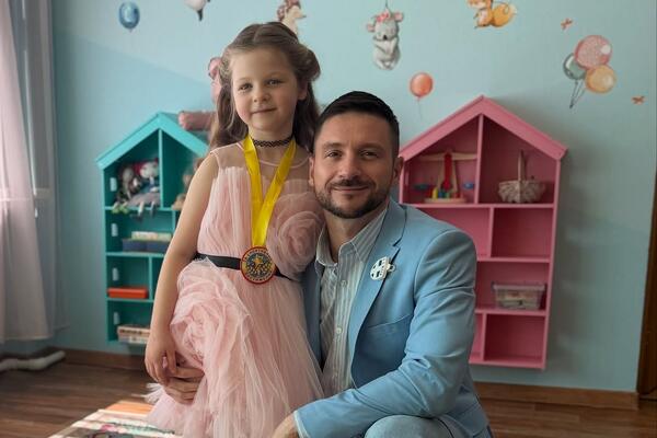 Лазарев показал тайную дочь на утреннике в школе &mdash; неприятность испортила улыбку