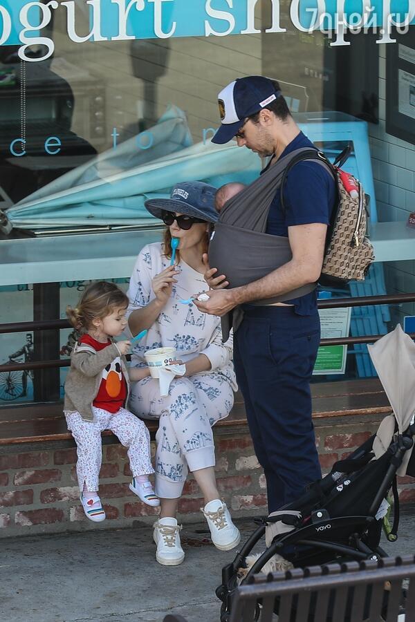 Джессика Честейн с мужем и детьми - фото