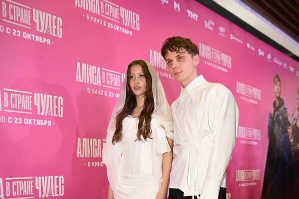 Запевшая 16-летняя Пересильд обиделась за фальшивые бриллианты в сережках — ее не проведешь