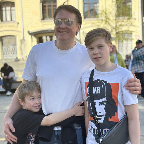 Денис Матросов с сыновьями Федей и Ваней