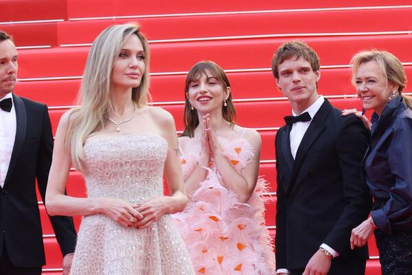 Анджелина Джоли появилась на премьере в Каннах в «шерстяном» платье