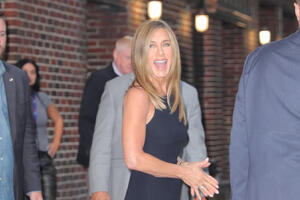 Официально подтвердила роман с Джимом Кертисом: Дженнифер Энистон публично признала свою лав-стори 