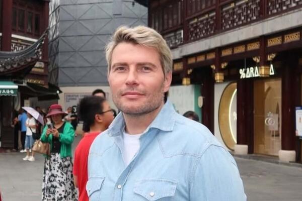 «Просто красавица»: Николай Басков показал, с кем он счастливо живет в своем особняке