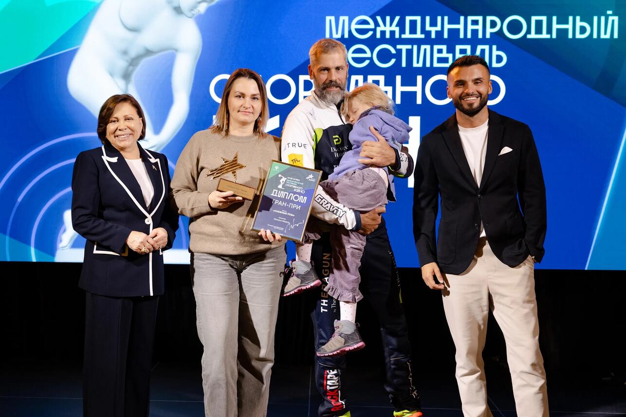 Ирина Роднина, председатель жюри Максим Акбаров и команда фильма победителя Снежные псы