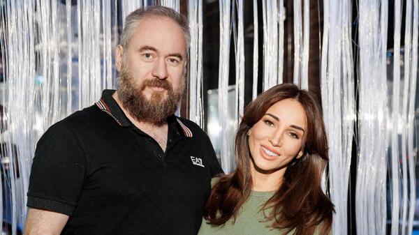 Не каждая так смогла бы: муж Чеховой улетел во Францию с двумя женами