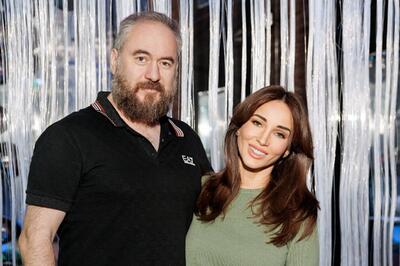 «Не каждая так смогла бы»: муж Чеховой улетел во Францию с двумя женами