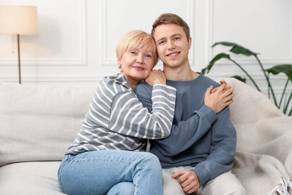 «Я создала тебя из любви и страсти»: почему матери не могут «оторваться» от взрослых сыновей