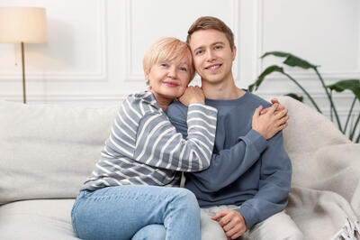 «Я создала тебя из любви и страсти»: почему матери не могут «оторваться» от взрослых сыновей