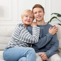 «Я создала тебя из любви и страсти»: почему матери не могут «оторваться» от взрослых сыновей