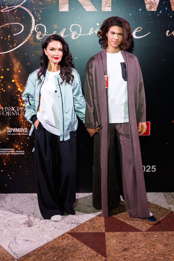 Юлия Такшина впервые вышла на подиум вместе со взрослым сыном